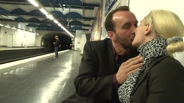 Alicia se fait baiser dans le mÃ©tro, en chemin pour la boÃ®te Ã  cul!