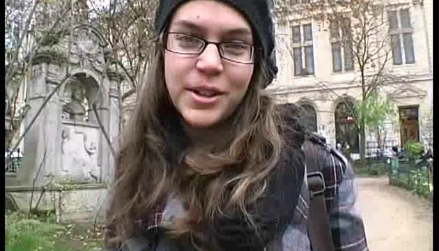 On va chercher Lola Ã  la sortie de ses cours pour loffrir Ã  un couple