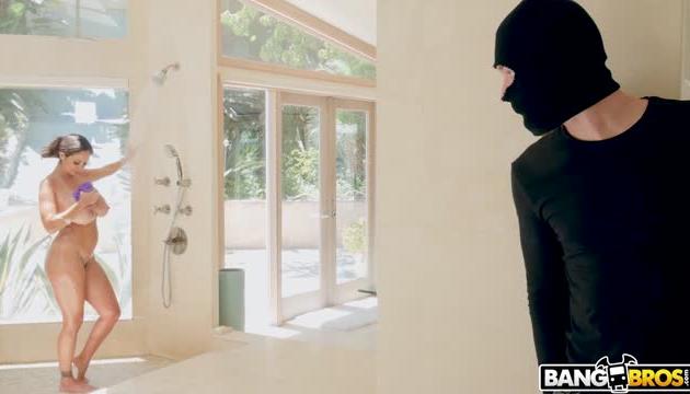 Peeping On Squirting Ava Adams