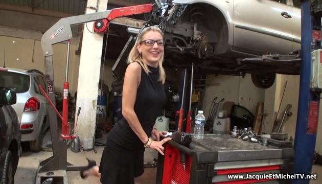 En trio dans son garage auto!
