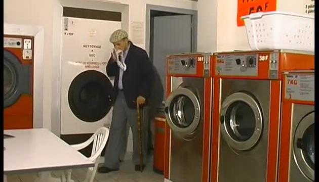 Une jolie blonde cochonne senvoie en lair dans une laverie automatique!