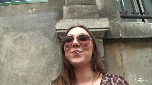 A 18 ans on laccompagne dans un sexshop pour faire une surprise Ã  sa mÃ¨re!