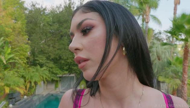 Queenie Sateen Gets A Facial Shower