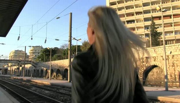 Il la baise dans le parking de la gare pour la remercier dÃªtre venue le chercher Ã  la gare!